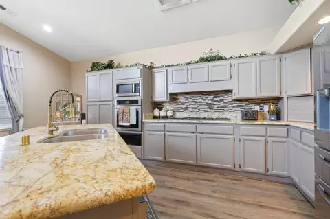 Kitchen - 1635 E La Vida Ct, Visalia, CA 93292 photo 3 of 5