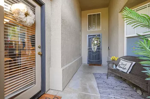 Entry Way - 1635 E La Vida Ct, Visalia, CA 93292 photo 1 of 5