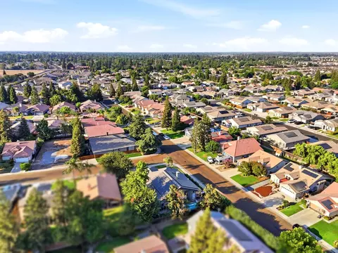 View/Area - 1635 E La Vida Ct, Visalia, CA 93292 photo 3 of 10