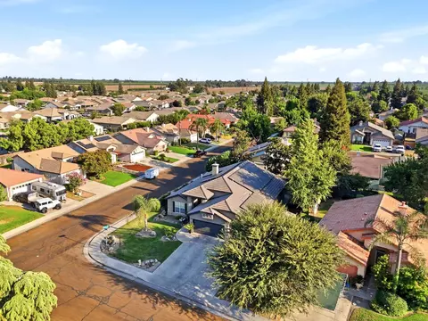 View/Area - 1635 E La Vida Ct, Visalia, CA 93292 photo 6 of 10