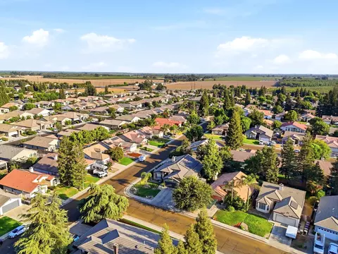 View/Area - 1635 E La Vida Ct, Visalia, CA 93292 photo 9 of 10