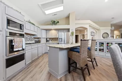 Kitchen - 1635 E La Vida Ct, Visalia, CA 93292 photo 2 of 5