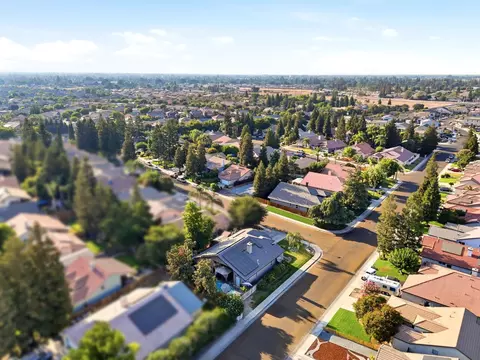 View/Area - 1635 E La Vida Ct, Visalia, CA 93292 photo 4 of 10