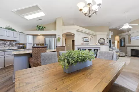 Dining - 1635 E La Vida Ct, Visalia, CA 93292 photo 3 of 4