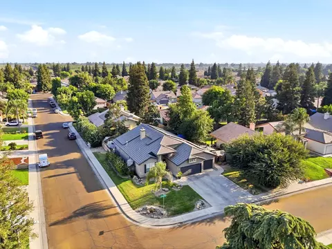 View/Area - 1635 E La Vida Ct, Visalia, CA 93292 photo 1 of 10