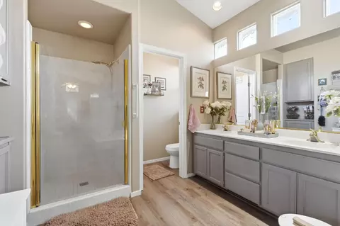 Bath - 1635 E La Vida Ct, Visalia, CA 93292 photo 5 of 6