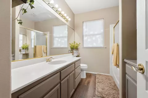 Bath - 1635 E La Vida Ct, Visalia, CA 93292 photo 1 of 6