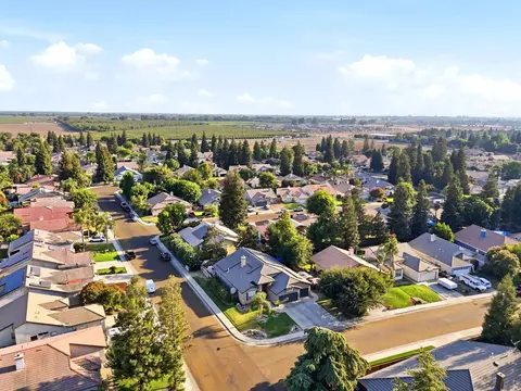 View/Area - 1635 E La Vida Ct, Visalia, CA 93292 photo 7 of 10