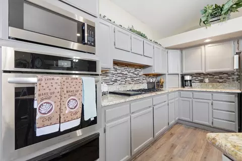 Kitchen - 1635 E La Vida Ct, Visalia, CA 93292 photo 5 of 5