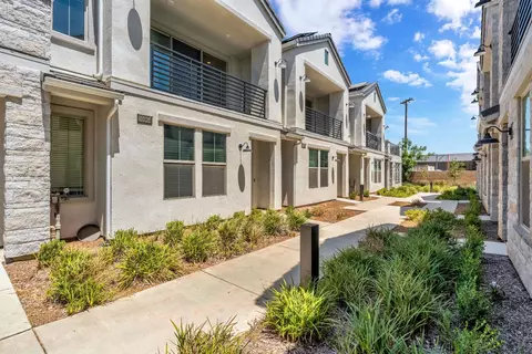 10964 N Honeysuckle Dr, Fresno, CA 93730