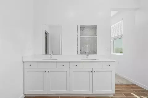 Bath - 1174 Granite Dr W, Madera, CA 93636 photo 3 of 6