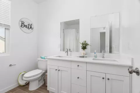 Bath - 1174 Granite Dr W, Madera, CA 93636 photo 5 of 6