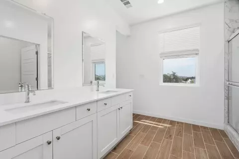 Bath - 1174 Granite Dr W, Madera, CA 93636 photo 4 of 6