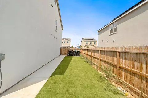 Exterior - 1174 Granite Dr W, Madera, CA 93636 photo 9 of 10