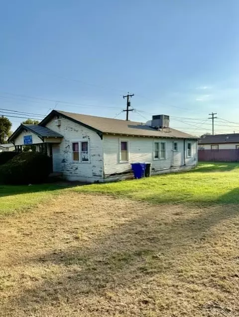 Exterior - 755 J St, Parlier, CA 93648 photo 5 of 10