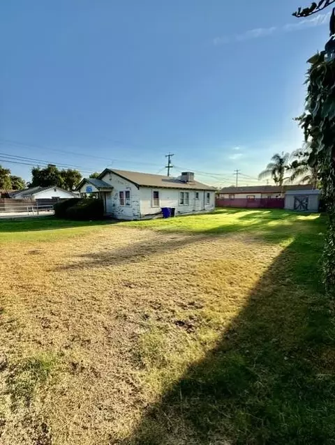 Exterior - 755 J St, Parlier, CA 93648 photo 4 of 10