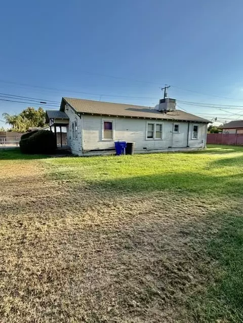 Exterior - 755 J St, Parlier, CA 93648 photo 6 of 10
