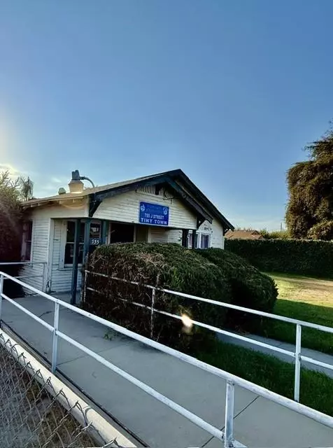 Exterior - 755 J St, Parlier, CA 93648 photo 2 of 10