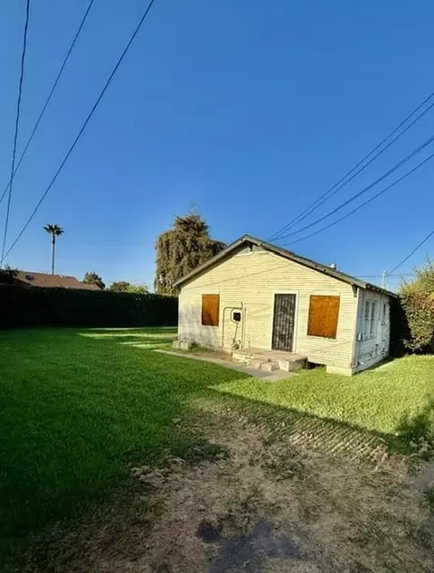 Exterior - 755 J St, Parlier, CA 93648 photo 9 of 10