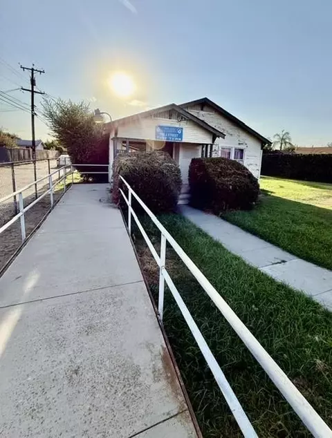 Exterior - 755 J St, Parlier, CA 93648 photo 3 of 10
