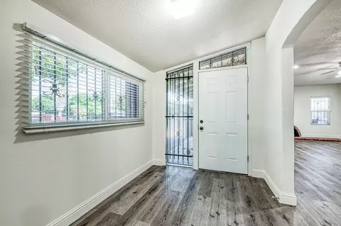 Entry Way - 332 E Shields Ave, Fresno, CA 93704 photo 1 of 4