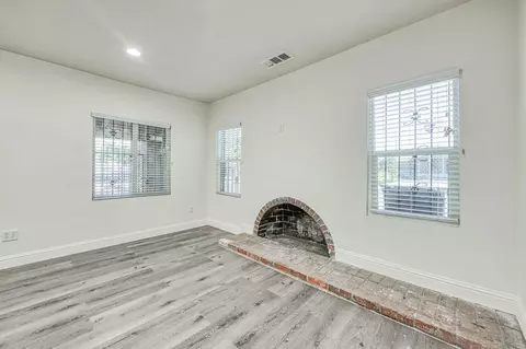 Living - 332 E Shields Ave, Fresno, CA 93704 photo 2 of 4