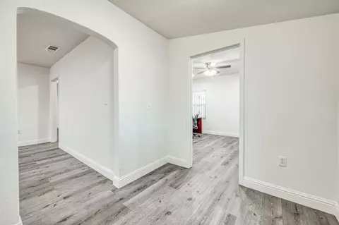 Entry Way - 332 E Shields Ave, Fresno, CA 93704 photo 2 of 4