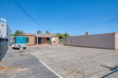 Exterior - 332 E Shields Ave, Fresno, CA 93704 photo 7 of 8
