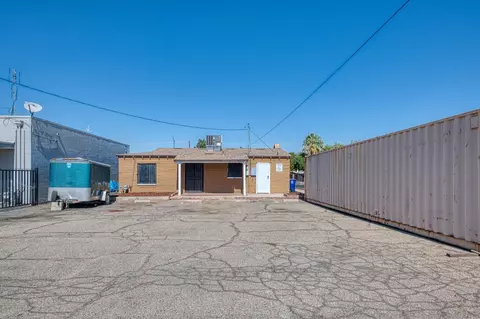Exterior - 332 E Shields Ave, Fresno, CA 93704 photo 6 of 8