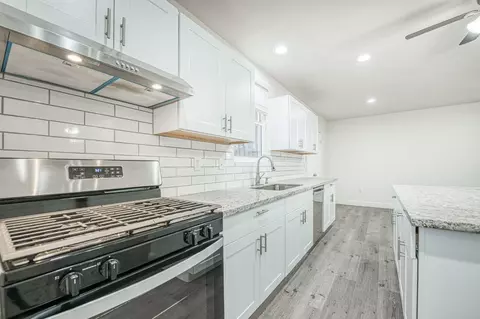 Kitchen - 332 E Shields Ave, Fresno, CA 93704 photo 3 of 5