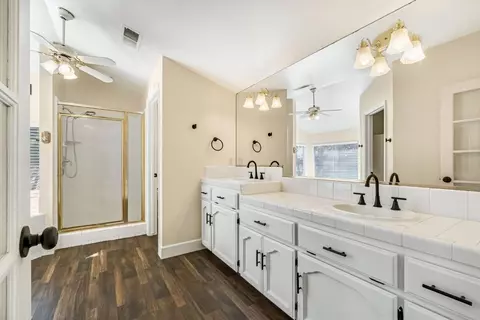 Bath - 2034 Wrenwood Ave, Clovis, CA 93611 photo 3 of 4