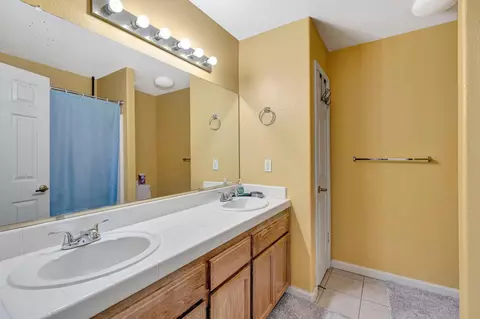 Bath - 385 S Thomas Ave, Kerman, CA 93630 photo 1 of 1