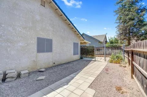 Exterior - 385 S Thomas Ave, Kerman, CA 93630 photo 7 of 7