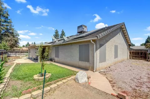 Exterior - 385 S Thomas Ave, Kerman, CA 93630 photo 5 of 7