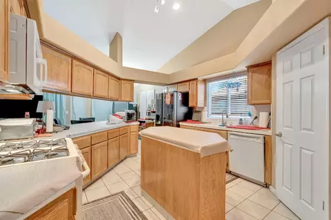 Kitchen - 385 S Thomas Ave, Kerman, CA 93630 photo 2 of 4