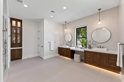 Bath - 2387 N Purdue Ave, Clovis, CA 93619 photo 2 of 12