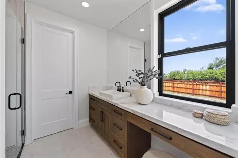 Bath - 2387 N Purdue Ave, Clovis, CA 93619 photo 6 of 12