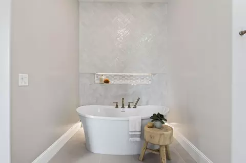 Bath - 2387 N Purdue Ave, Clovis, CA 93619 photo 5 of 12