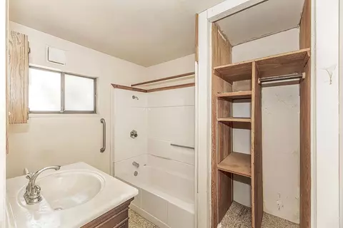 Bath - 9016 E Dinuba Ave, Selma, CA 93662 photo 1 of 4