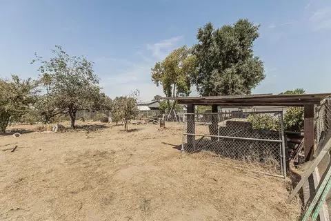 Exterior - 9016 E Dinuba Ave, Selma, CA 93662 photo 14 of 17