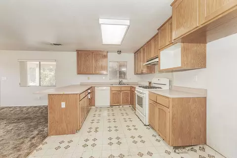 Kitchen - 9016 E Dinuba Ave, Selma, CA 93662 photo 2 of 3