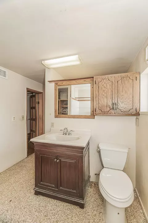 Bath - 9016 E Dinuba Ave, Selma, CA 93662 photo 3 of 4