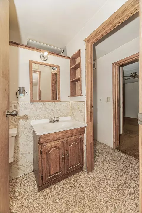 Bath - 9016 E Dinuba Ave, Selma, CA 93662 photo 4 of 4