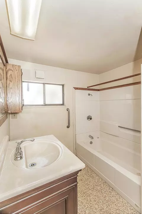 Bath - 9016 E Dinuba Ave, Selma, CA 93662 photo 2 of 4