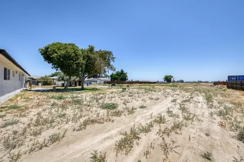 Exterior - 17189 Iona Ave, Lemoore, CA 93245 photo 5 of 13