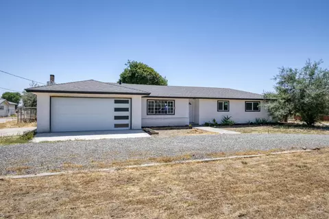 Exterior - 17189 Iona Ave, Lemoore, CA 93245 photo 4 of 13