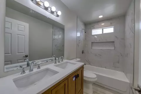 Bath - 17189 Iona Ave, Lemoore, CA 93245 photo 1 of 2