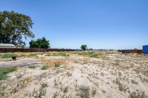 Exterior - 17189 Iona Ave, Lemoore, CA 93245 photo 7 of 13