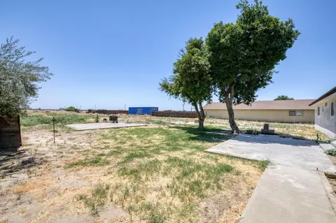 Exterior - 17189 Iona Ave, Lemoore, CA 93245 photo 6 of 13