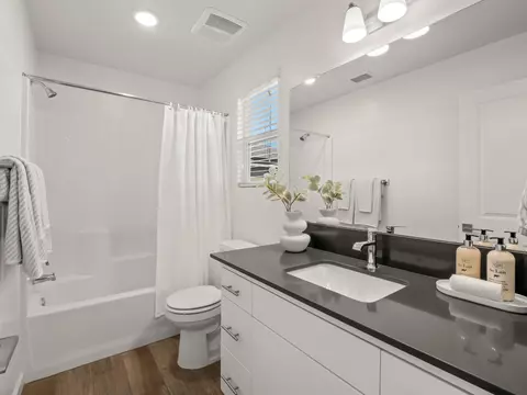 Bath - 1957 Kelly Ln, Clovis, CA 93611 photo 2 of 2